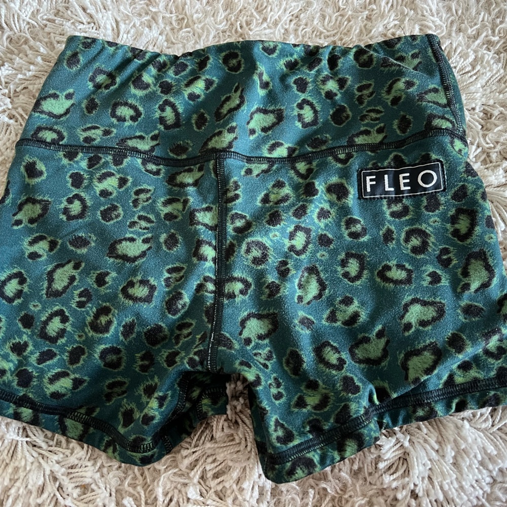 Fleo size small double lined 3.25 shorts